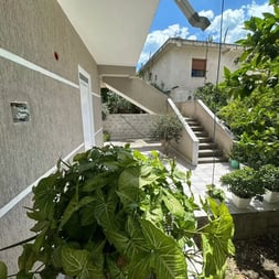 Casa mobilada com 2 quartos, terraço e jardim privativo