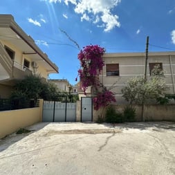 Casa mobilada com 2 quartos, terraço e jardim privativo