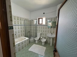 Casa mobilada com 2 quartos, terraço e jardim privativo