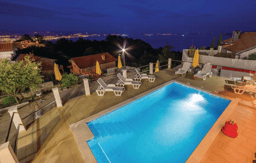House with terrace with sea view, private pool and garden