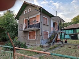 Massive House in Tsar Petrovо, Kula